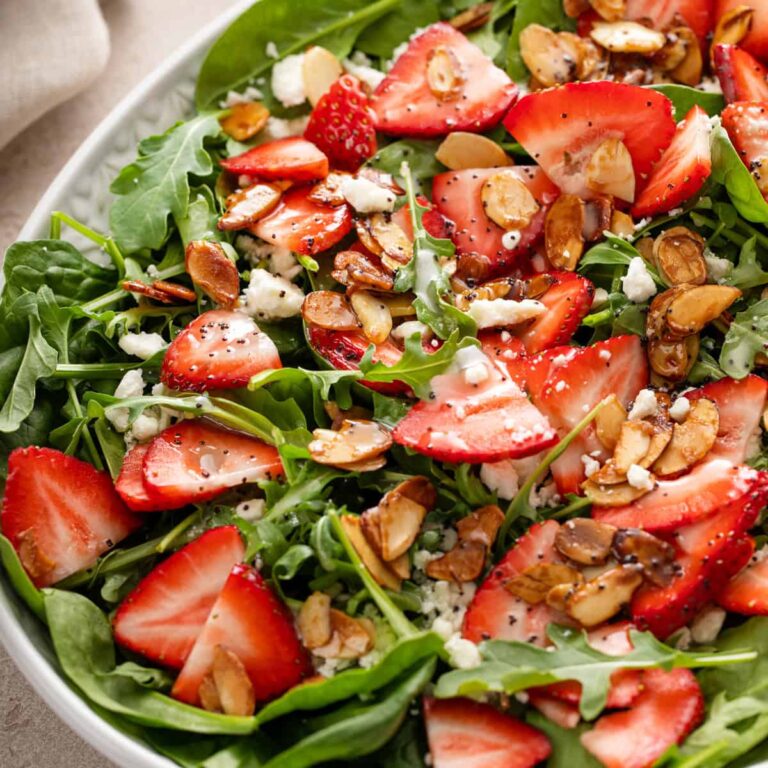 Refreshing Spinach and Arugula Salad with Juicy Strawberries